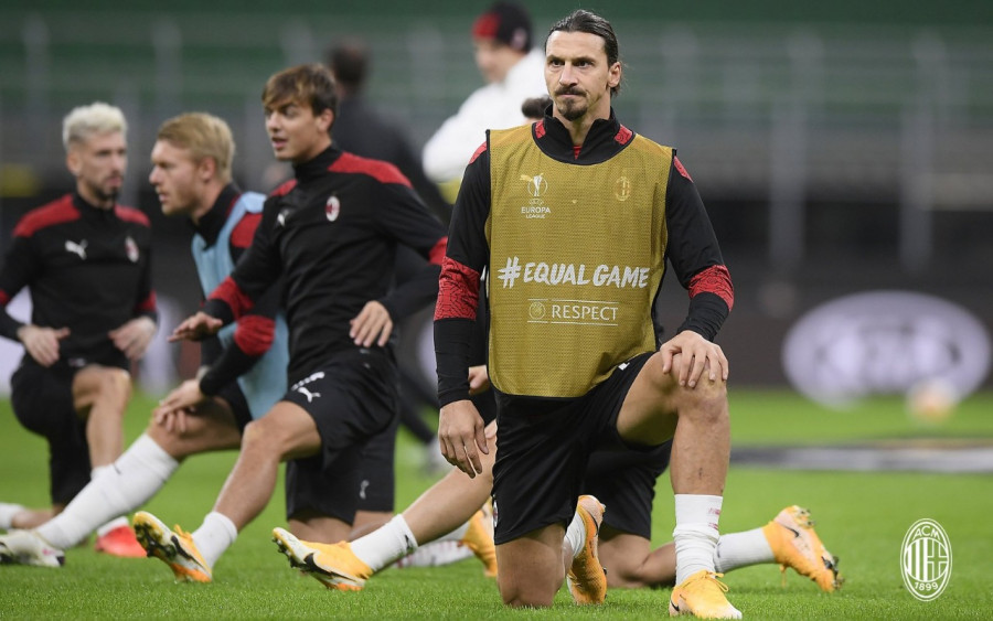 Zlatan Ibrahimovic dalam sesi latihan berasma AC Milan jelang laga kontra Lille nanti. (acmilantwitter)