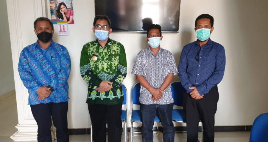 Kunjungan kerja direktur PDAM, Suparjan ke Kantor Unit PDAM Muara Wahau (istimewa/Humas PDAM)