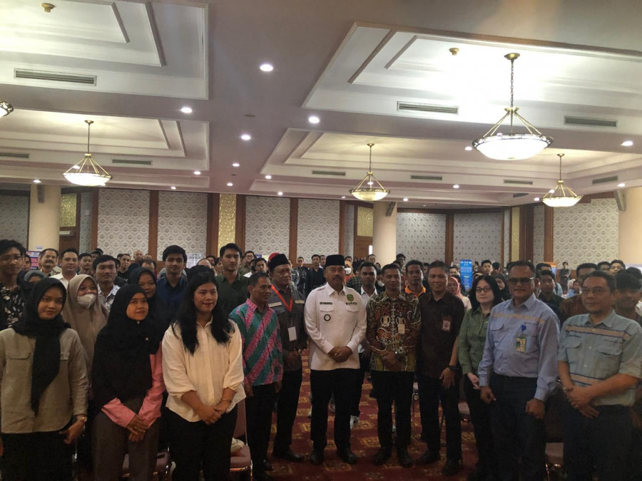 Bupati Kukar Edi Damansyah dan Distransnaker Kukar dan perwakilan warga pencari kerja di Job Fair 2024 dengan tema 'Odah Etam Becari Kerja'