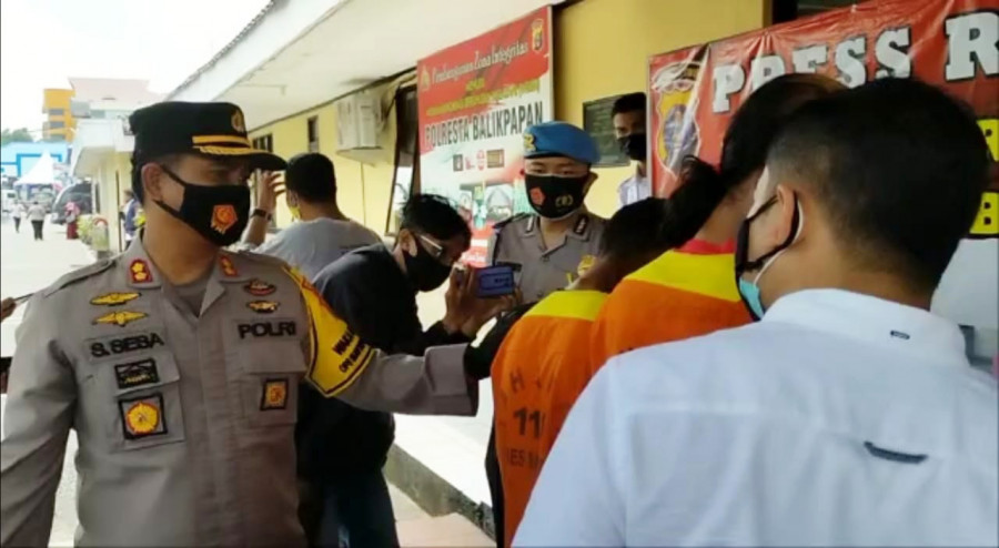 Waka Polresta Balikpapan AKBP Sepbril Sesaat melakukan rilis kasus penganiayaan. (Yudi hadi/korankaltim.com)