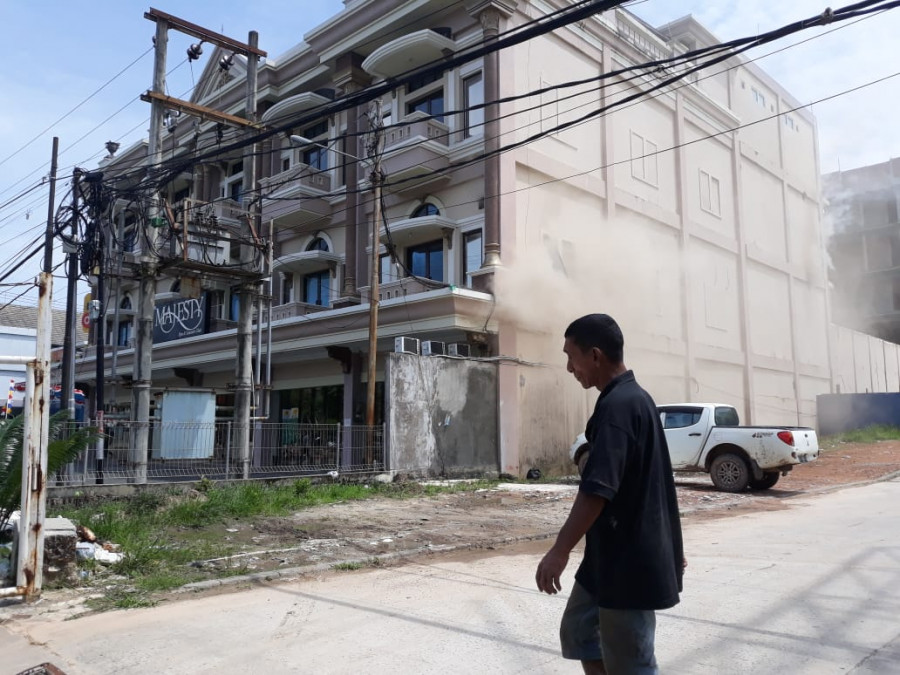 Tampak gedung Majesty Spa and Pleasure Club yang terbakar di Balikpapan