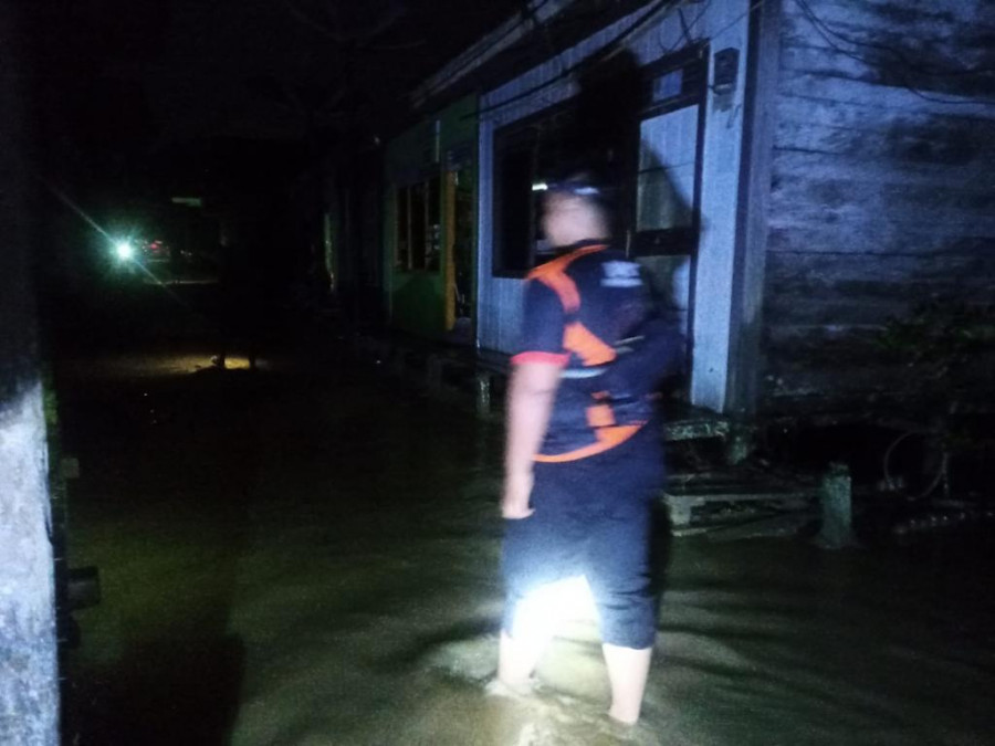 Petugas BPBD PPU ketika melaksanakan pemantauan ke korban ter dampak banjir di Kecamatan Sepaku. (Istimewa)