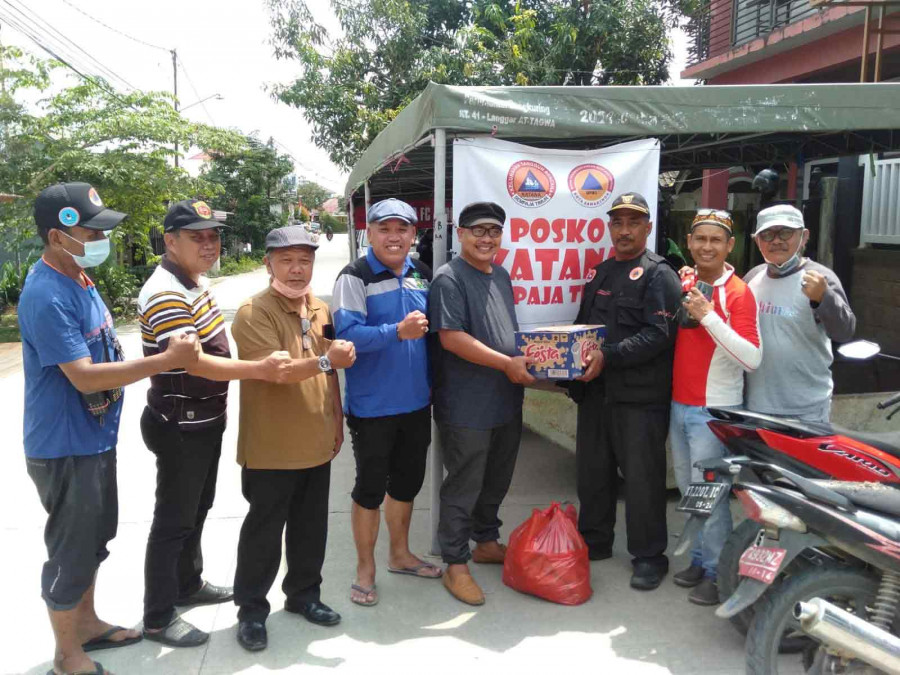 penyerahan bantuan makanan siap saji dan air mineral dari KBBKT kepada Posko Katana ( Foto: istimewa )