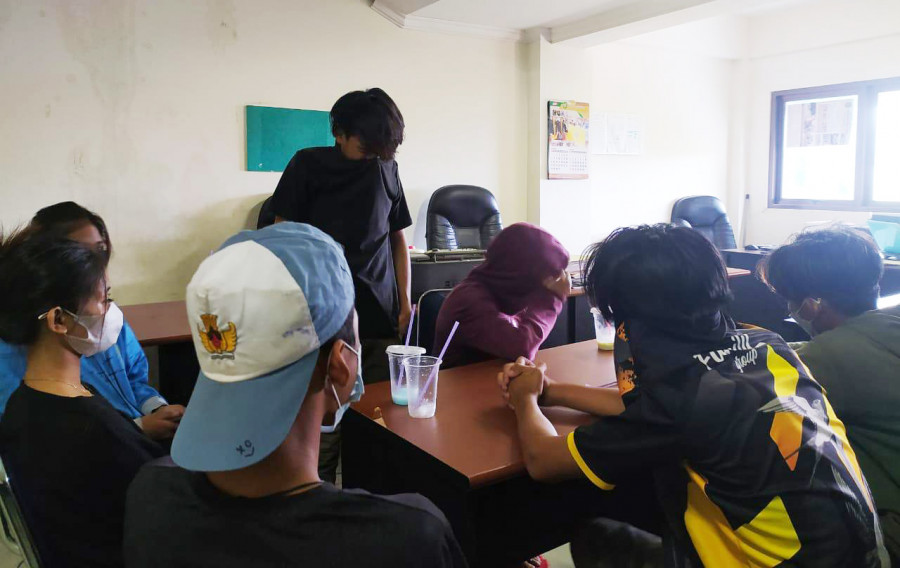 Para remaja yang diamankan Satpol PP menjalani pemeriksaan dan pembinaan. (Istimewa)