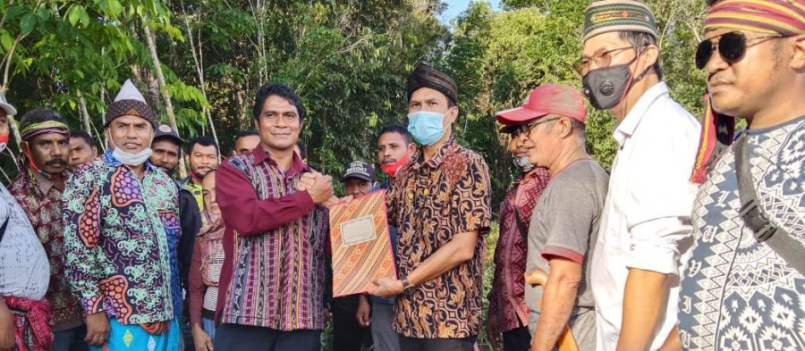 Paguyuban Ikentim Kubar saat menerima hibah tanah yang berlokasi di Kampung Benung, Kecamatan Damai pada Jumat (23/10/2020) kemarin. (Foto: handayan/korankaltim.com)