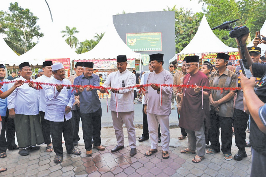 Bupati resmikan Lorong Pasar Ramadan Masjid Agung Tenggarong. (Foto: Prokom)