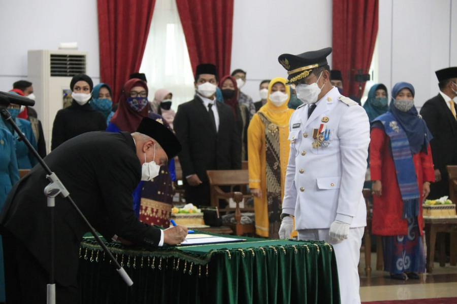Gubernur Kaltim, Isran Noor saat menandatangani SK Pelantikan Wali Kota Balikpapan, Rahmad Mas'ud (Foto: Humas Pemprov Kaltim)