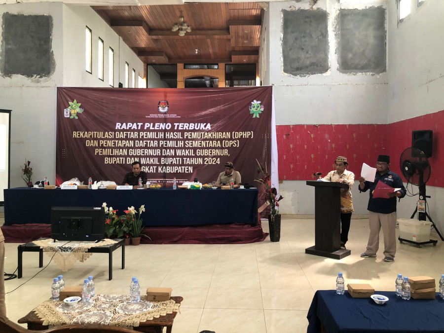 KPU Kukar saat melakukan Rekapitulasi Pleno Kabupaten DPHP dan DPS (Erlita/Korankaltim.com)