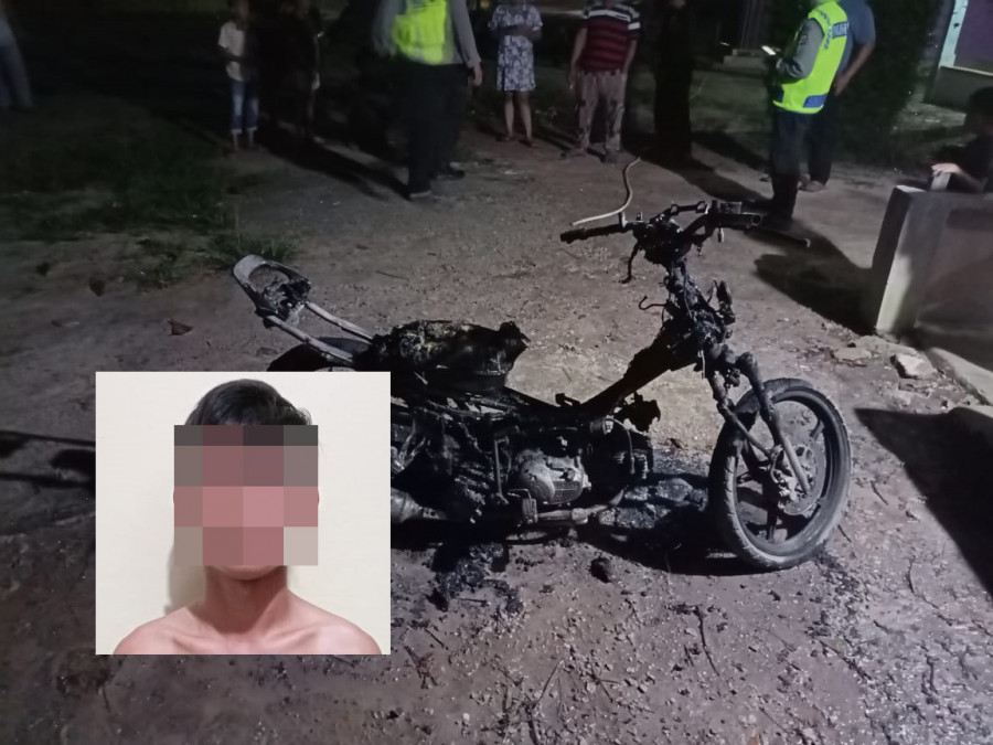 Pelaku saat diamankan di Mapolsek Sangasanga dan Barang bukti motor Jupiter z yang hangus terbakar. (Foto:Polsek Sangasanga)