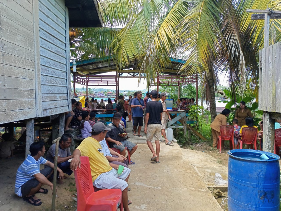 Suasana di Posko pencarian warga yang hilang di Kampung Tering Lama Ulu( Foto : Sunardi/korankaltim.com))