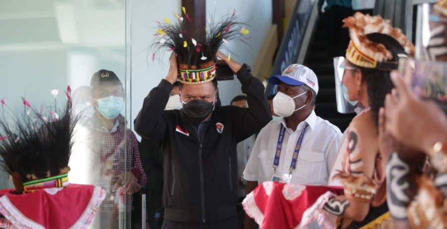 Zainudin Amali mengenakan topi khas Papua saat tiba di Bandara Sentani, Kabupaten Jayapura, Papua pagi tadi. Amali datang untuk melihat persiapan pembukaan dan jalannya pertandingan PON XX Papua. (Foto: raiky/www.kemenpora.go.id)