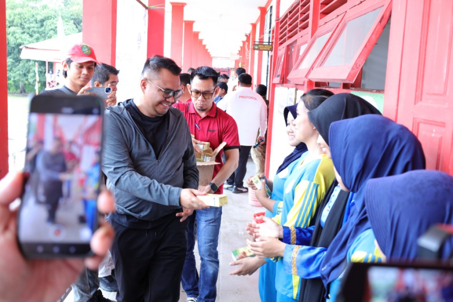 Bupati mengunjungi SMP Negeri 1 Kahala Kecamatan Kenohan (prokom)