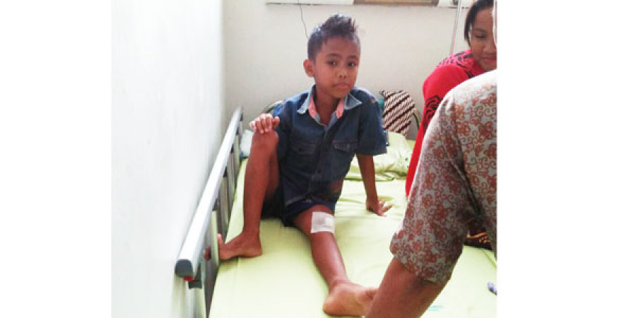INFEKSI : Bocah Lucky harus menjalani operasi di lutut akibat infeksi tertusuk duri sawit. (Foto: Rian/korankaltim.com)