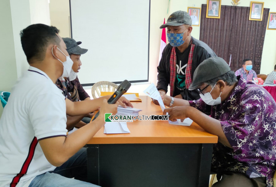 Pengumuman nilai ganti kerugian dan kerahiman yang berlangsung di Aula Kelurahan Sidodadi (Foto: Claudius Vico/Korankaltim.com)