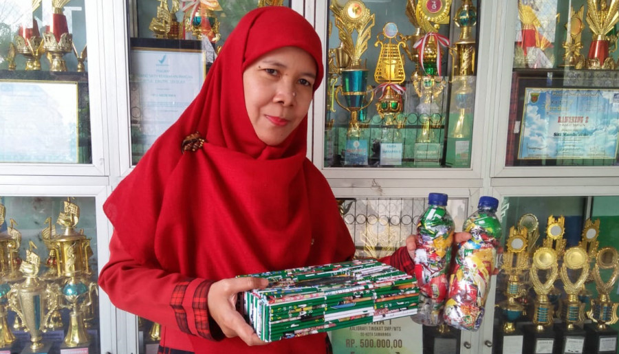Kepala Sekolah MTs Noor Iman menunjukkan hasil pengelolaan sampah dengan teknik ekobrik (Foto: Dyah/korankaltimcom)