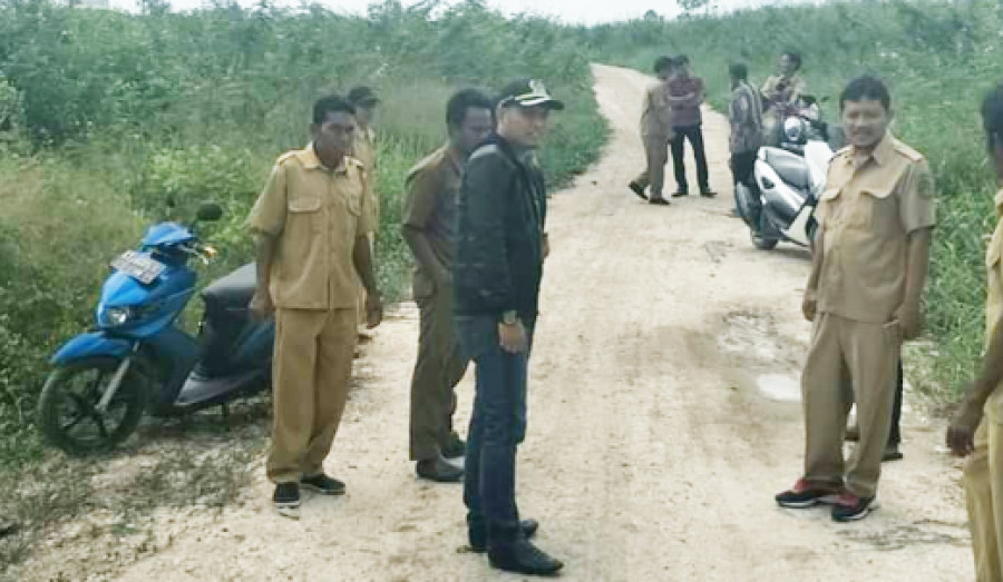 Salehuddin saat meninjau poros Sebelimbingan-Tuana Tuha