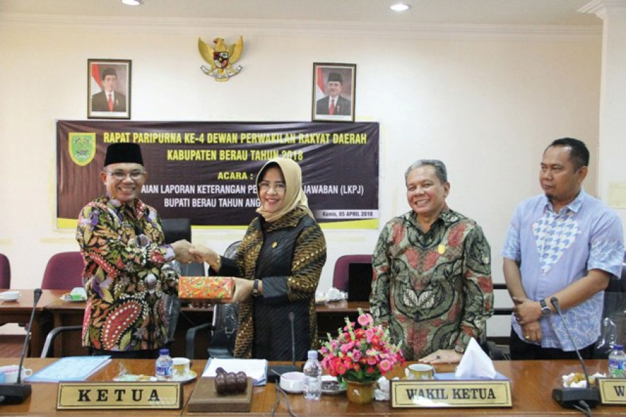 SERAH TERIMA LKPJ: Serah terima Laporan Keterangan Pertanggungjawaban (LKPJ) Bupati Berau tahun 2017 yang nantinya akan dibahas dengan melibatkan pihak kejaksaan. (Foto: Indra/kk)