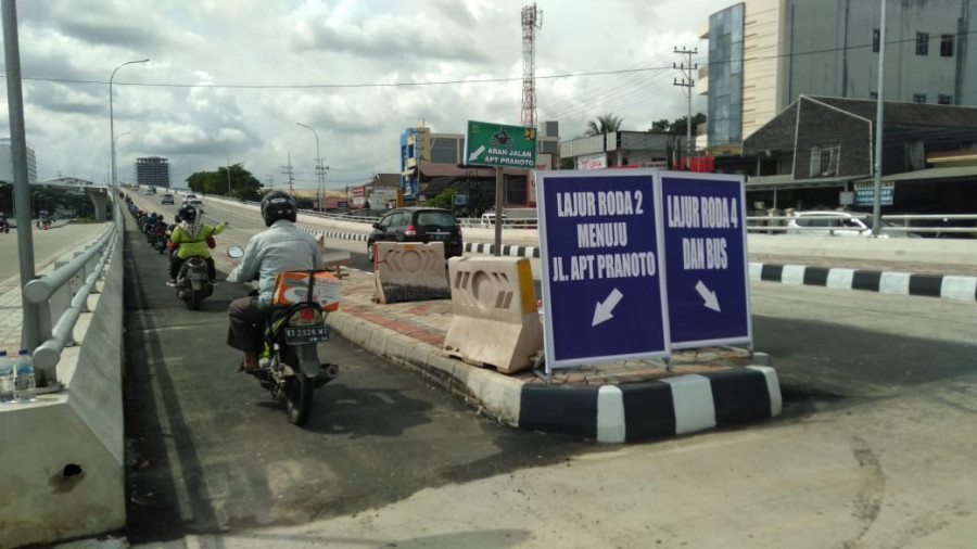 Pengendara kendaraan bermotor mulai melintas di Jembatan Mahakam IV (Foto: Permata/korankaltimcom)