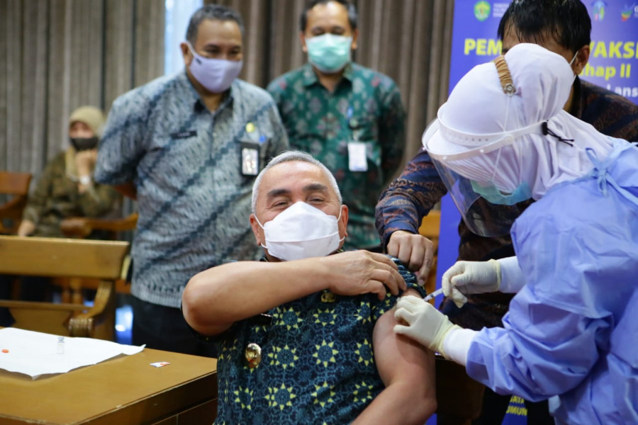 Gubernur Kaltim, Isran Noor saat menerima suntikan vaksin Covid-19 (Foto: Dok. Humas pemprov kaltim)