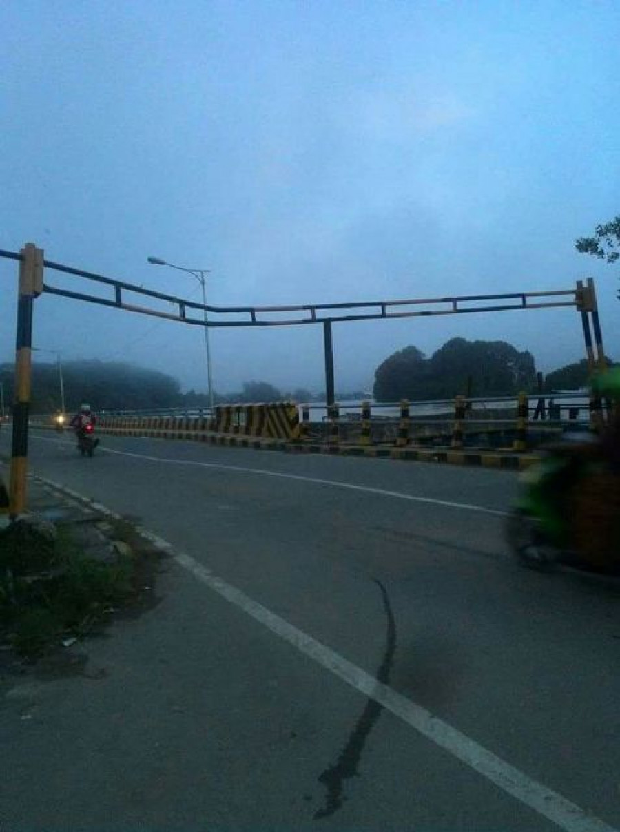 BENGKOK- Portal jembatan kembali ditabrak truk. (Foto: Indra/kk)