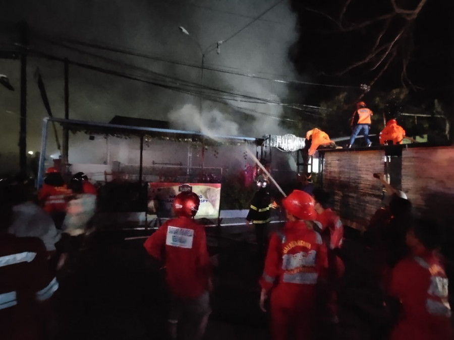 Petugas Disdamkar bersama dengan satuan relawan Kota Tepian saat tengah melakukan upaya pemadaman api Rabu (29/4/2020) hari ini. (Foto:Ist)