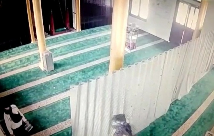 Rekaman CCTV yang menunjukkan ibu dan anak saat beraksi sepekan lalu.(Foto:Ist)