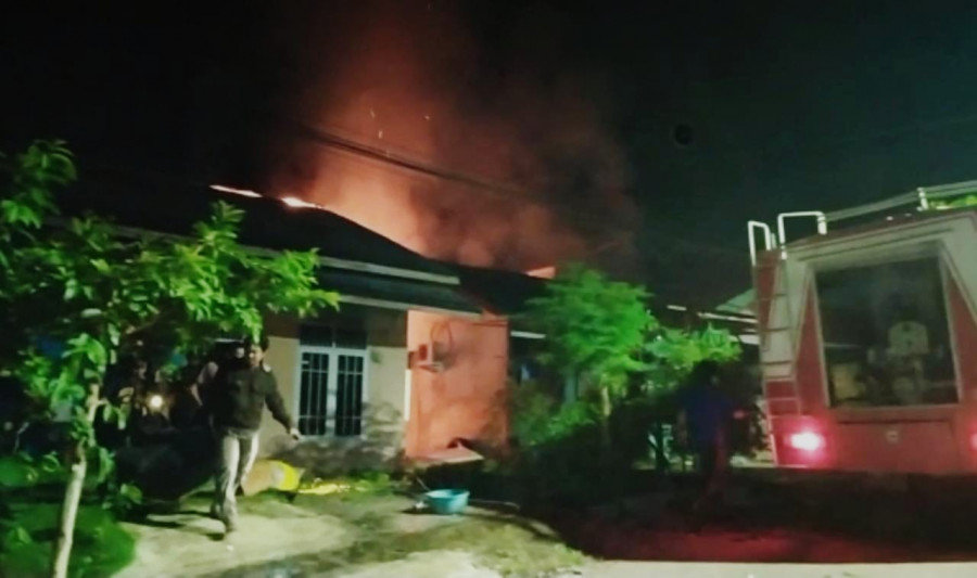 Dua rumah di kawasan Perumahan Penerangan terbakar pada Sabtu (10/7/2021) malam (Foto: istimewa)