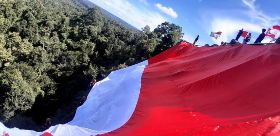Pengibaran bendera merah putih di kawasan alam Batu Dinding, Samboja tadi siang (17/8) (Foto: KPA Macan Rimba Samboja/ Istimewa)