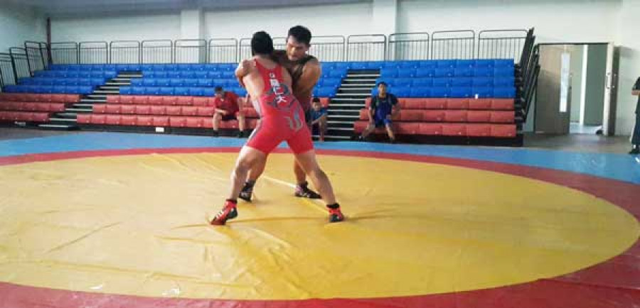 ANDALAN: Ashar Ramadhani (kanan) yang bermain di kelas 98 kg salah satu pegulat andalan Benua Etam yang saat ini masuk salam timnas Asian Games 2018 Jakarta-Palembang Agustus mendatang