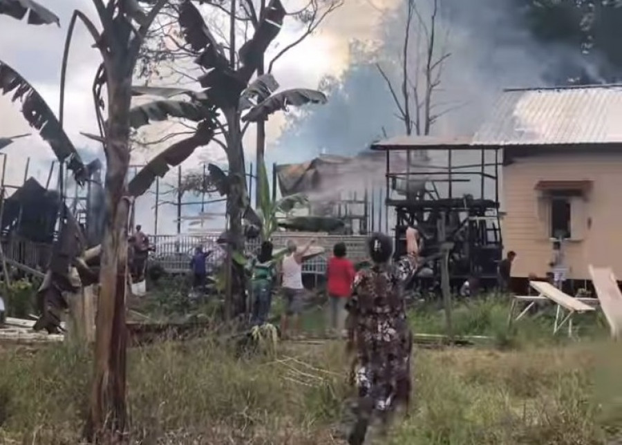 Kepolisian bersama warga memadamkan rumah Anggota DPRD Kukar, Sarpin di Jalan Poros Trans Kaltim RT 4, Desa Muara Leka, Kecamatan Muara Muntai. (Foto: Satreskrim Polsek Muara Muntai)