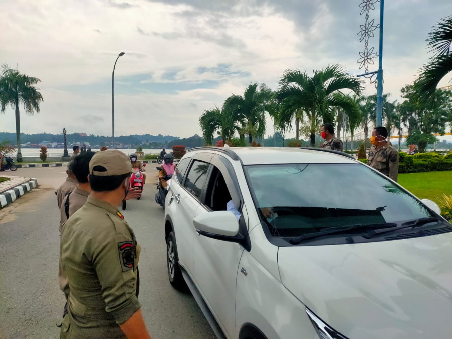 Tim Gakkum memastikan warga dan ASN lingkungan Pemkab Kukar menggunakan masker dan menerapkan protokol Covid-19. (Ilustrasi) (Foto: Reza Fahlevi/Korankaltim.com)