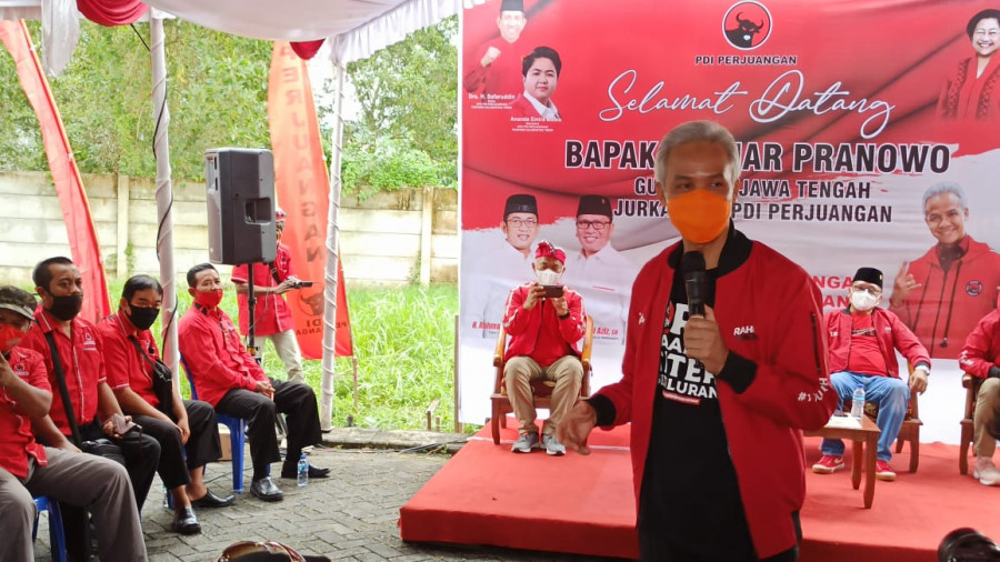 Jurkamnas PDI Perjuangan Ganjar Pranowo (berdiri) memotivasi dan memberi arahan kepada kader banteng moncong putih untuk memenangkan Pilkada Balikpapan 2020. (Foto: Hendra/KoranKaltim.Com)