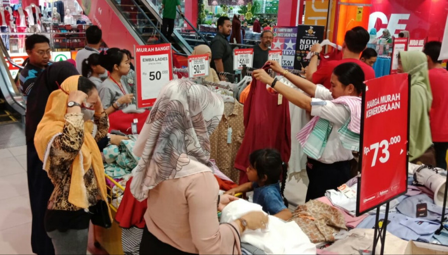 Pengunjung Ramayana Samarinda Square saat memburu diskon pakaian.