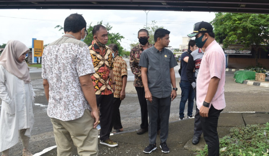 Wakil Ketua II DPRD Paser H. Fadly Imawan bersama Komisi III DPRD Paser saat meninjau drainase di sekitar Jembatan Penyebrangan Tanah Grogot - Sungai Tuak. ( Foto : Dwi Cahyo / Korankaltim.com)