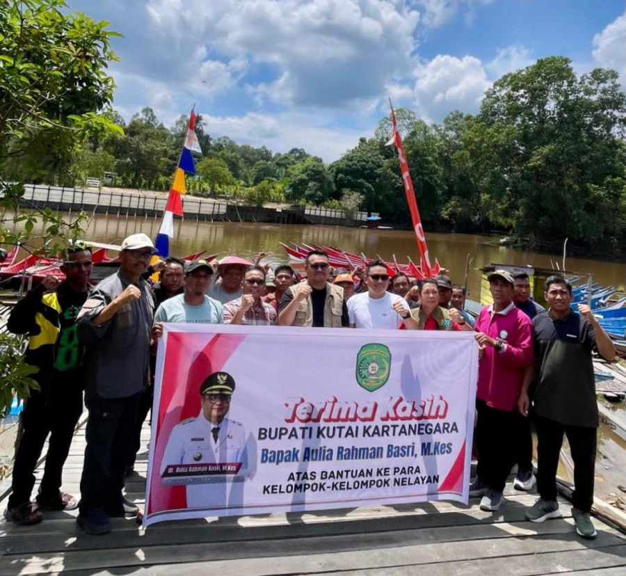 Pemberian bantuan kepada nelayan (Istimewa)