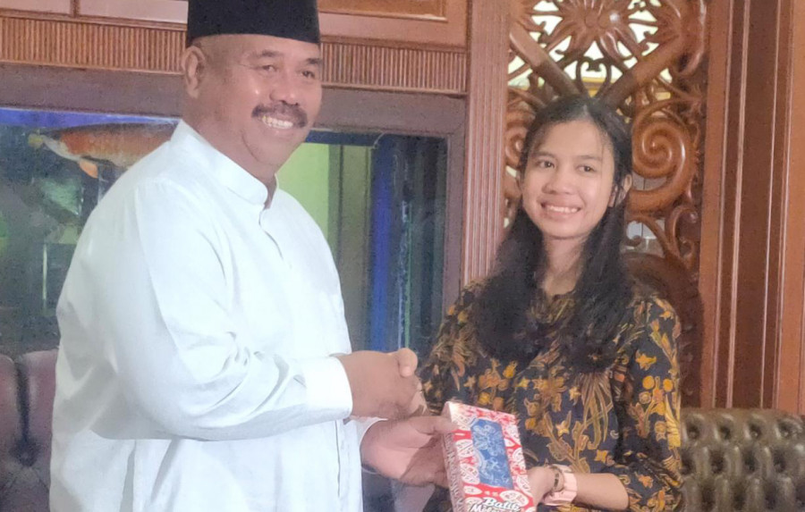 Mahasiswa Kukar yang selesai menjalani karantina di Natuna, menerima bingkisan dari bupati Kukar Edi Damansyah. (Foto:Reza Fahlevi/Korankaltim.com)
