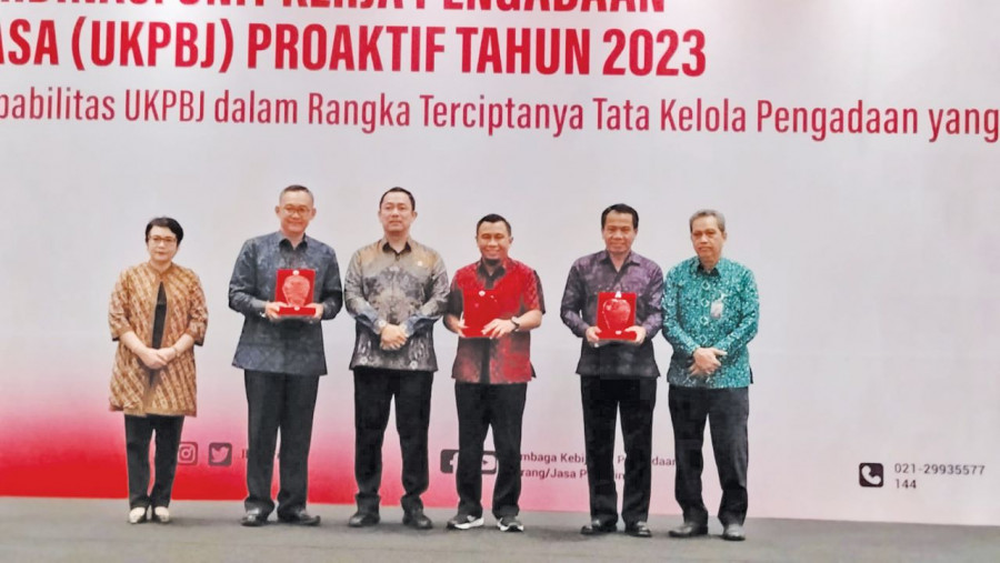 Kabag BPBJ Kukar, Aspianur Sandi saat menerima Penghargaan Tata Kelola Pengadaan Barang Jasa Proaktif. (Foto: Prokom)