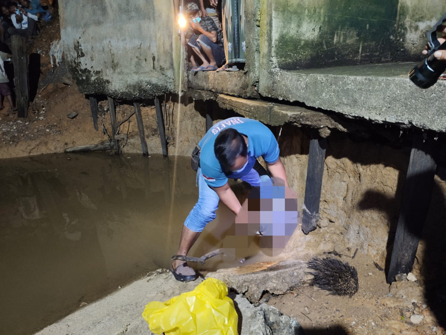 INAFIS Satreksrim Polres Kukar mengevakuasi jasad bayi dari aliran sungai kecil kawasan Jonggon C, Loa Kulu pada Minggu (5/12/ malam. (foto: istimewa)