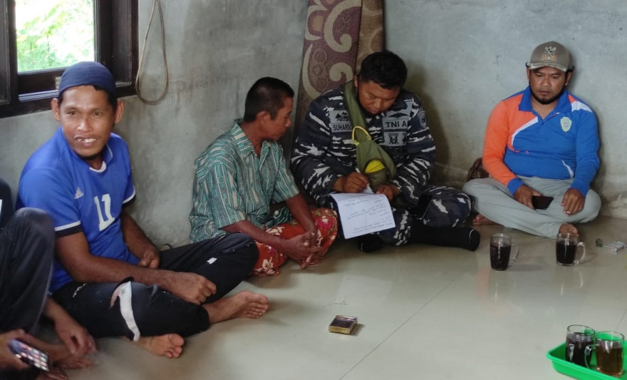 Korban (Mengenakan baju kemeja) tengah menceritakan kronologi kejadian kepada petugas. (Foto: Erwin/Korankaltim.com))