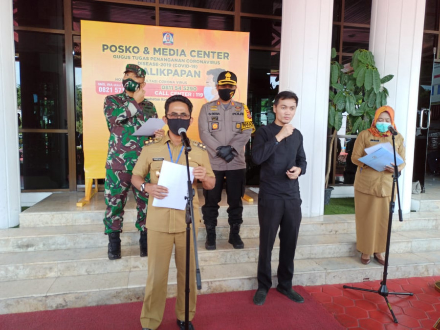 Wakil Wali Kota Balikpapan Rahmad Mas'ud bersama Tim Gugus Tugas menyampaikan perkembangan penanganan Covid-19. (Foto: Hendra/KoranKaltim.Com)