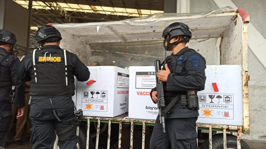 Anggota Brimob Polda Kaltim saat melakukan pengawalan dan pengamanan kedatangan vaksin Covid-19 di Bandara Sams Sepinggan Balikpapan. (Foto: Hendra/Korankaltim.com)