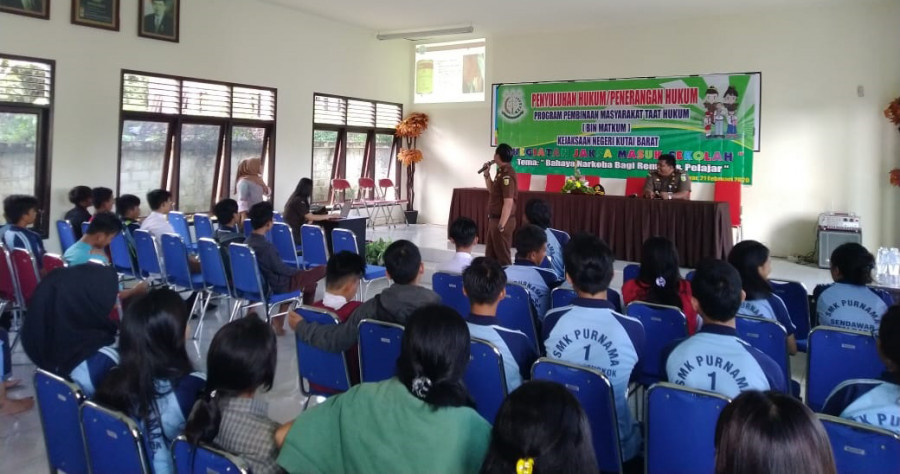 Program Jaksa Masuk Sekolah (JMS) yang mulai kembali dilaksanakan oleh Kejaksaan Negeri Kubar pada Jumat (21/2/2020). (Foto: Istimewa)