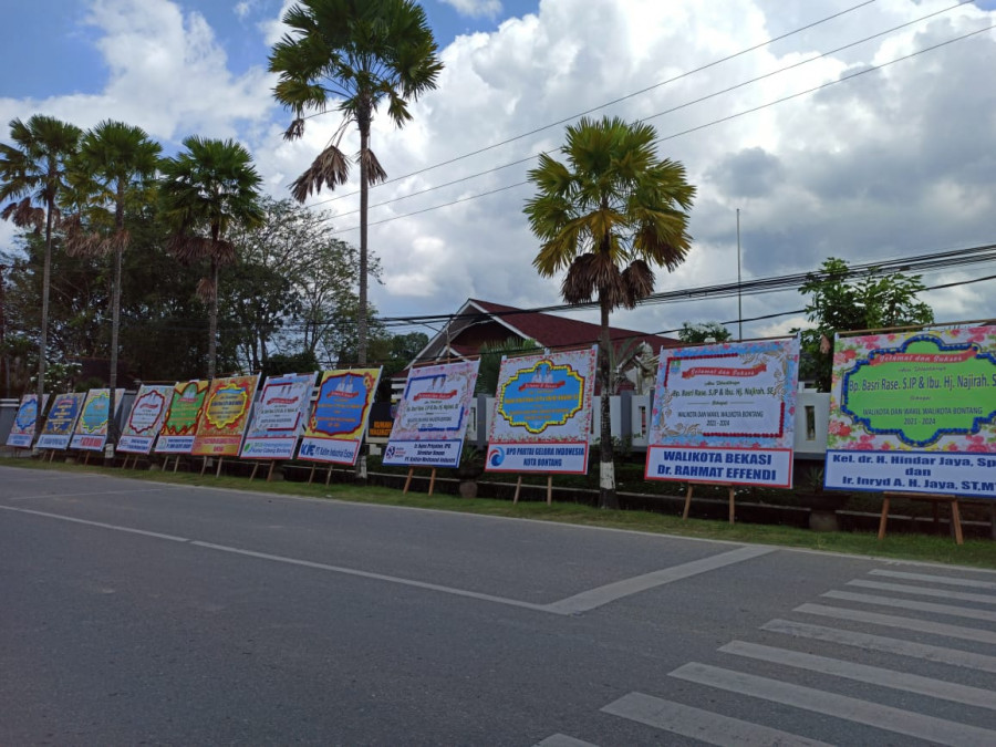 Karangan beserta ucapan selamat atas dilantiknya Basri Rase-Najirah membanjiri halaman sekitar Rumah Jabatan Walikota. (Foto: Nisa'/korankaltim.com)