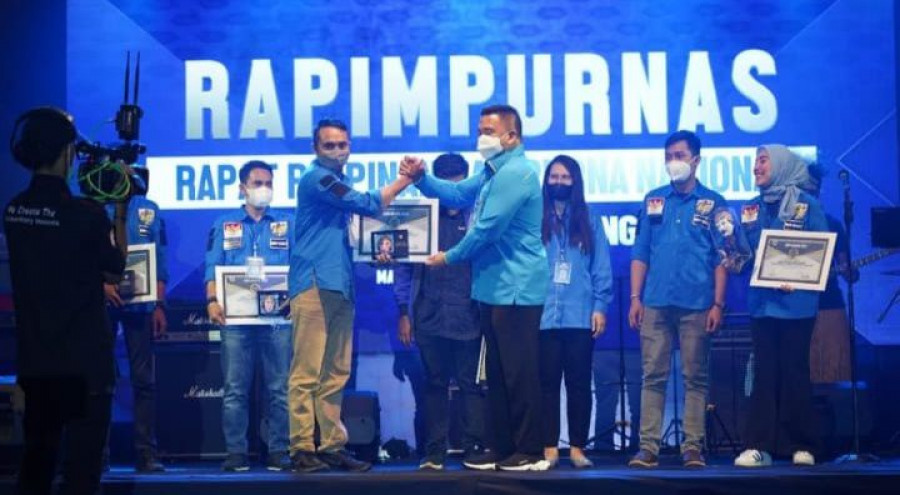 Irwan Fecho mendapat penghargaan dari DPP KNPI sebagai Politikus Senayan penyambung lidah rakyat. (Foto: Istimewa)
