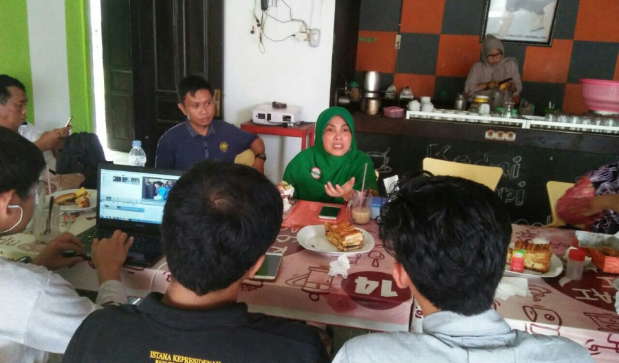 Kepala kantor BPJS Kesehatan Tenggarong, Susan Triyana memberikan penjelasan tentang layanan terbaru. (Rian/korankaltim.com)