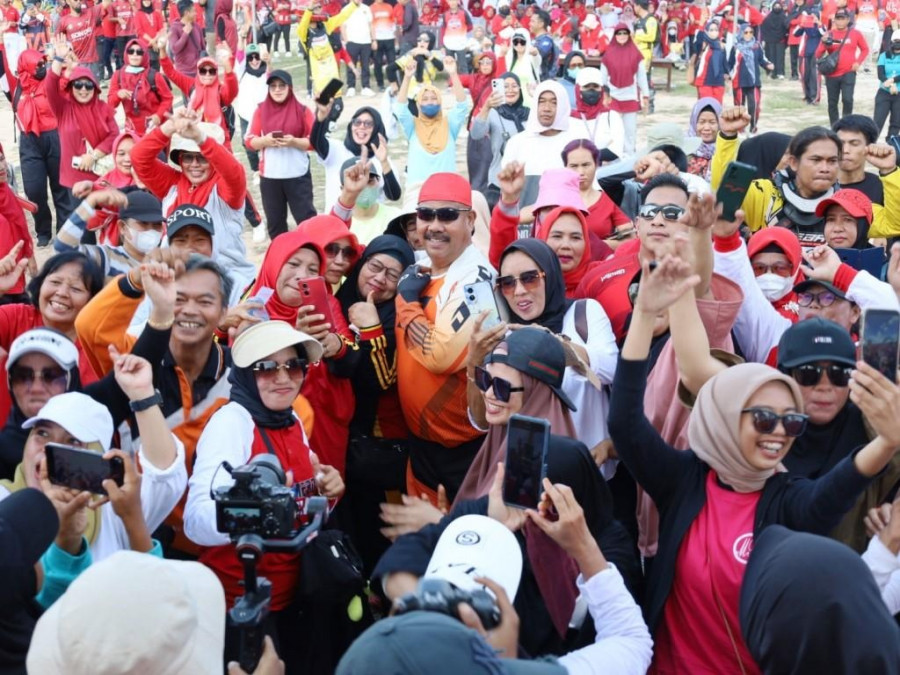 Senam merah putih di Muara Badak. (Foto: Prokom)