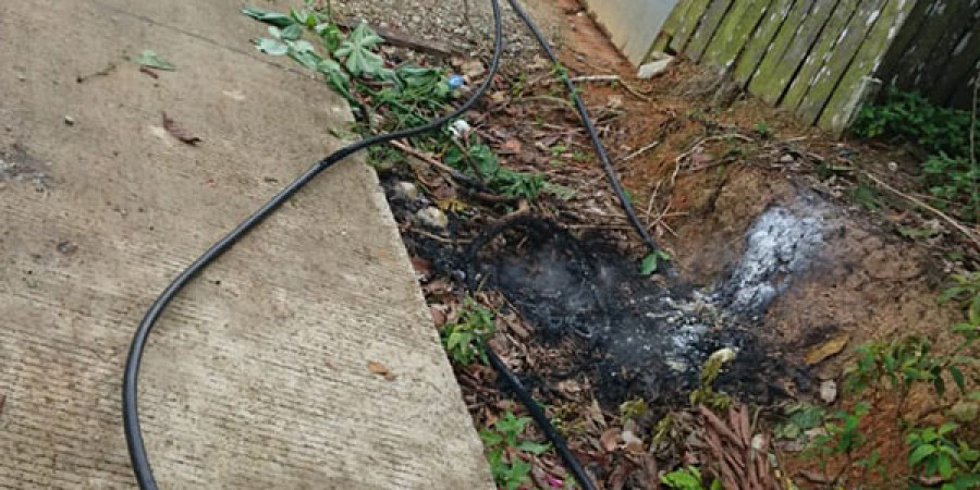 PUTUS : Kabel PLN di Jalan Ikip, Kelurahan Bukit Biru yang putus dan terbakar akibat disambar petir hingga listrik di Tenggarong padam.