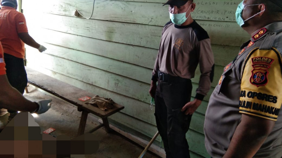 Kapolres Kukar AKBP Andrias didampingi Kapolsek Loa Janan, Iptu Nursan saat mendatangi lokasi kejadian. Tampak korban tergeletak dilantai depan wc (foto: Istimewa)