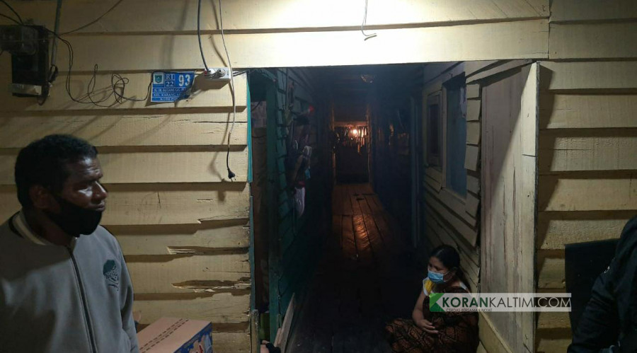 Di salah satu kamar bangsal dimana kakek 78 tahun ditemukan sudah terbujur kaku Kamis (11/3/2021) tadi malam. (Foto:Nancy/korankalti.com)
