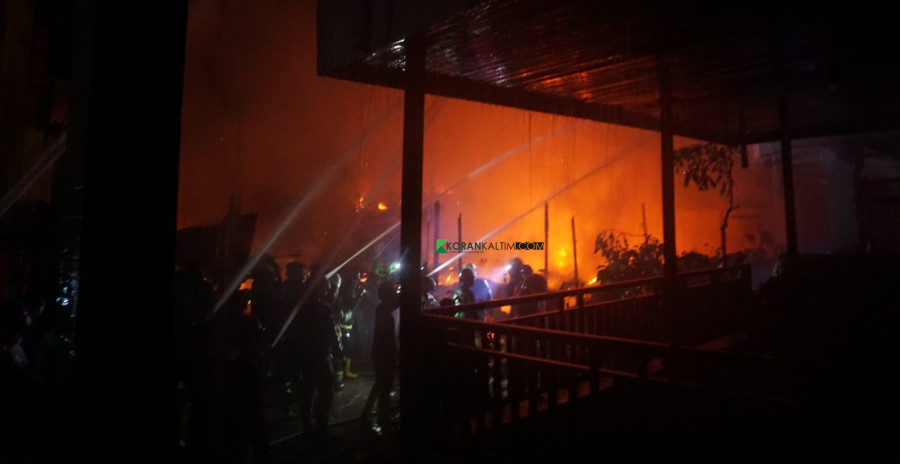 Petugas Disdamkar, relawan serta warga yang melakukan upaya pemadaman api yang masih berkorbar Minggu (29/8/2021) subuh tadi. (Foto: Nancy/korankaltim.com)